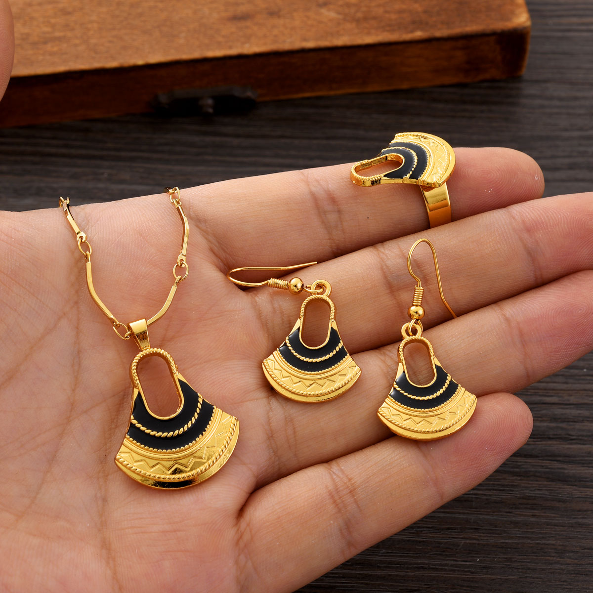 Women Fashion Png - Conjunto de joyería de color dorado